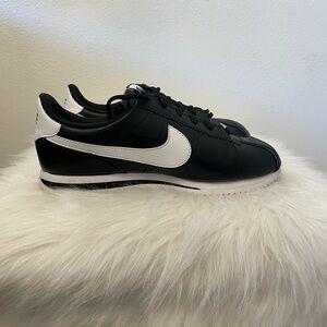 Nike Cortez - Big Kids Size 7, fits Women’s 8
